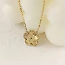 Fashionable Women Five Leaf Flower Gold Plated Pendant